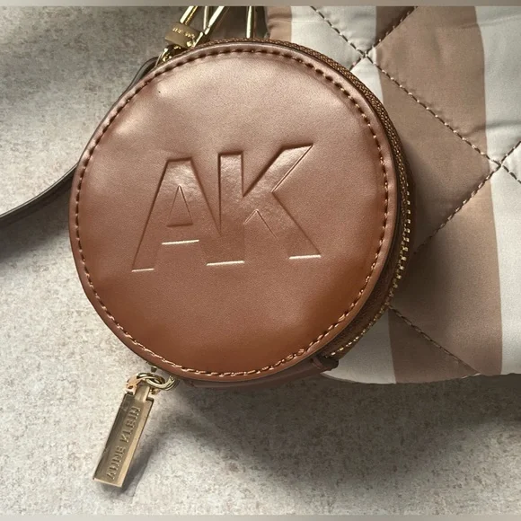 Women’s Anne Klein Beige 2-Pieces Wristlet With Coins Case NWOT - Picture 2 of 13